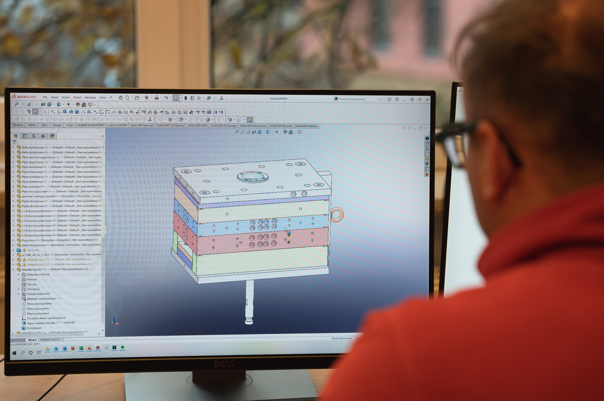 Pracownicy firmy ZUT projektują formy wtryskowe w programie SOLIDWORKS.